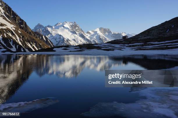 goleon lake reflecting snowcapped la meije mountain, hautes alpes, france - la meije - fotografias e filmes do acervo