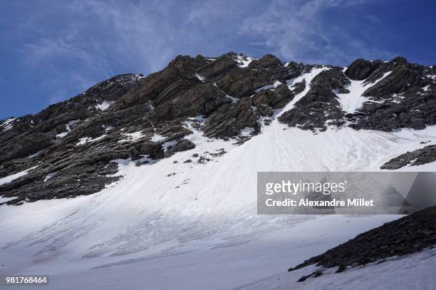summit of aiguille du goleon mountain in snow, la grave, hautes alpes, france - la grave stock-fotos und bilder