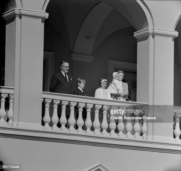 La famille princière de Monaco : le prince Rainier, le prince Albert, la princesse Caroline, la princesse Stéphanie et la princesse Grace de Monaco...