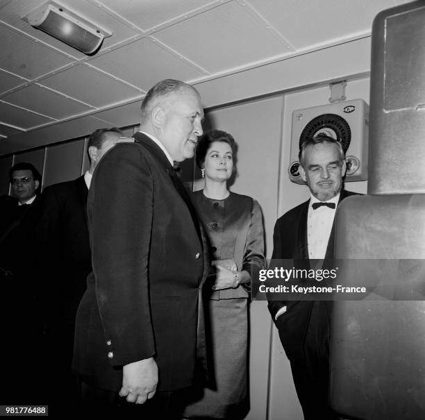 Le commandant Joseph Ropars explique au prince Rainier et à la princesse Grace de Monaco les manoeuvres de la barre sur la passerelle de commandement...