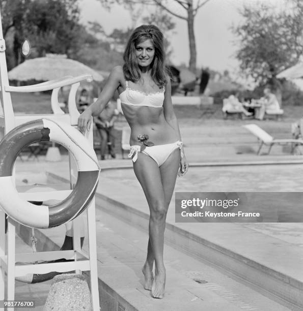 Dalida posant au bord de la piscine de l'hôtel Hilton à Rome en Italie, le 15 mars 1966.