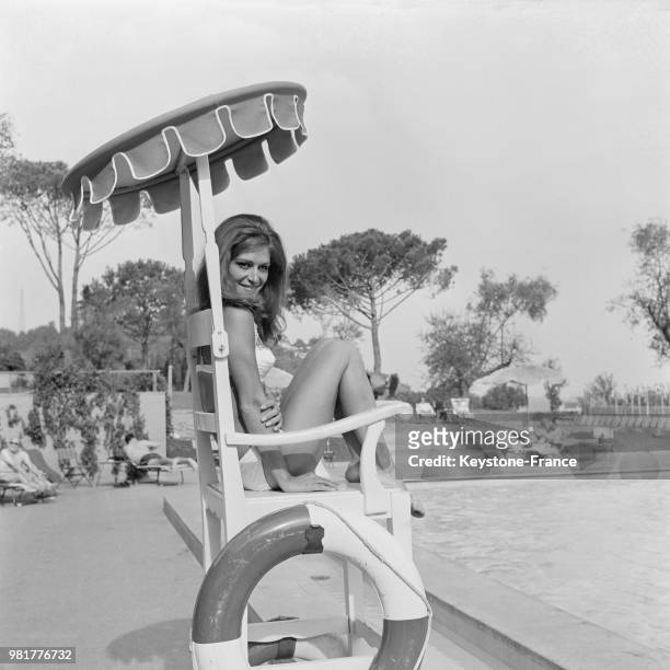 Dalida posant au bord de la piscine de l'hôtel Hilton à Rome en Italie, le 15 mars 1966.