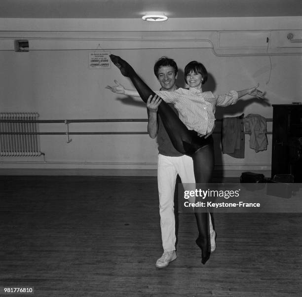 Jean-Pierre Cassel et Leslie Caron répètent la chorégraphie du numéro de danse qu'ils vont présenter au Gala de l'Union des Artistes dans un studio...