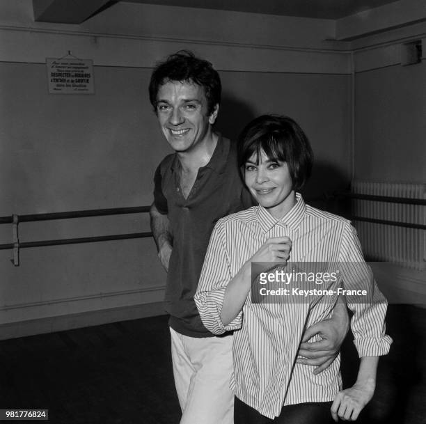 Jean-Pierre Cassel et Leslie Caron lors des répétitions du numéro de danse qu'ils vont présenter au Gala de l'Union des Artistes dans un studio de...