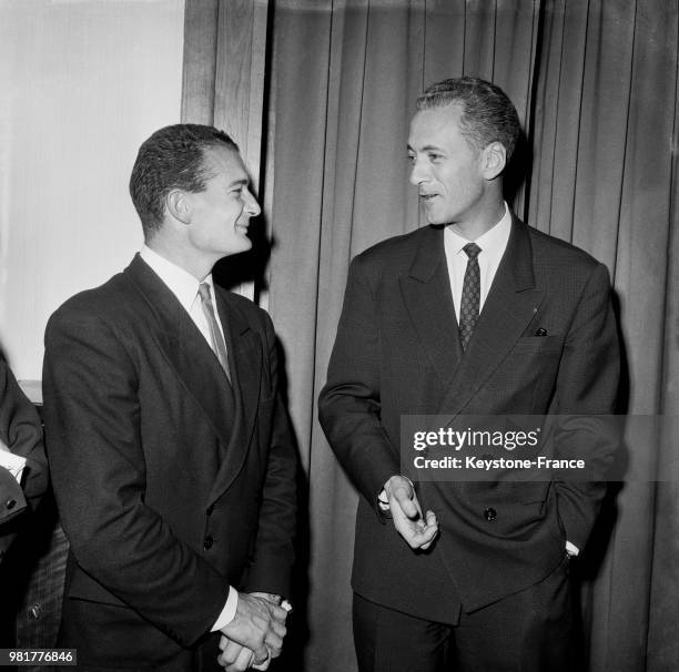 Eric Tabarly est reçu par François Misoffe au ministère de la jeunesse et des sports à Paris en France, le 15 mars 1966.