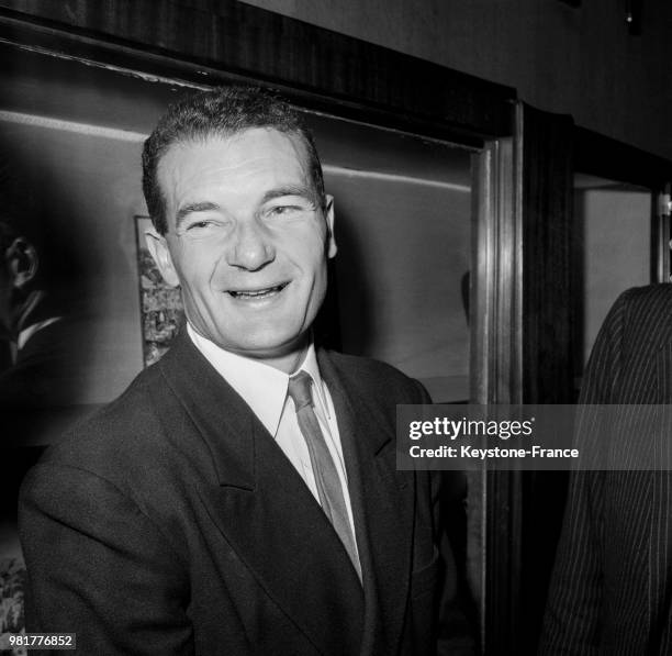 Eric Tabarly au ministère de la jeunesse et des sports à Paris en France, le 15 mars 1966.