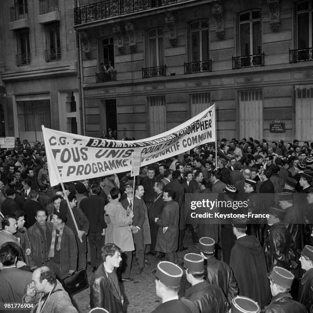 Manifestation des syndicats ouvriers devant le siège du conseil national du patronat français à Paris en France, le 16 mars 1966.