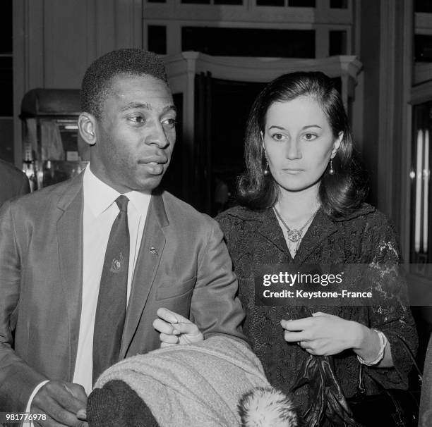 Pelé en voyage de noces avec sa femme Rosemeri dos Reis Cholbi à Paris en France, le 16 mars 1966.