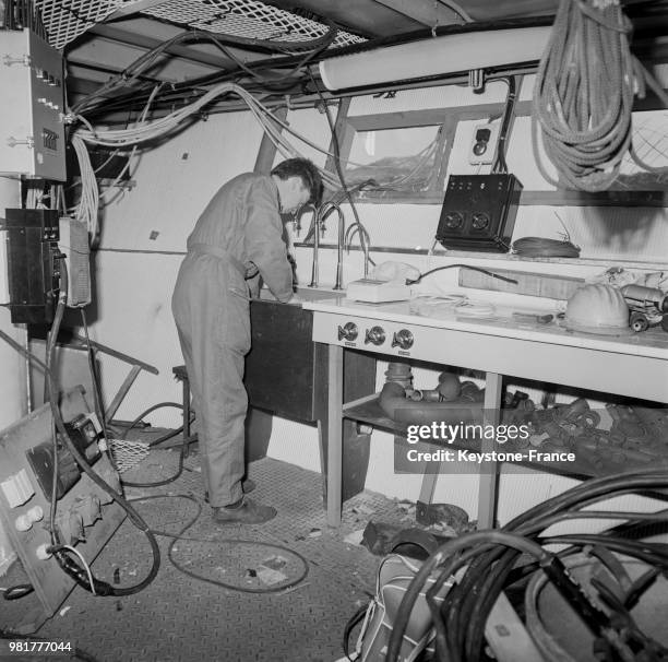 Un des futurs laboratoires ateliers en construction à bord de la nouvelle île flottante du commandant Cousteau , en France, le 17 mars 1966.