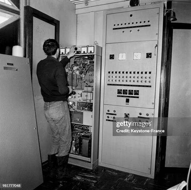 Un électricien travaille sur un onduleur de courant à côté du tableau électrique à bord de la nouvelle île flottante du commandant Cousteau , en...