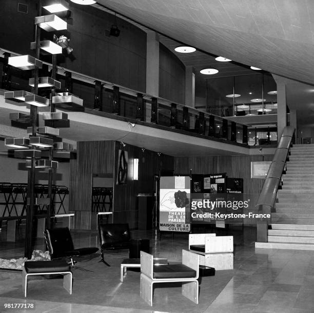 Hall d'entrée de la maison de la culture qui va être inaugurée prochainement à Amiens en France, le 18 mars 1966.