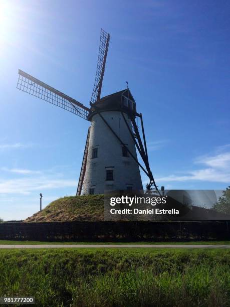 molino de viento - viento stockfoto's en -beelden