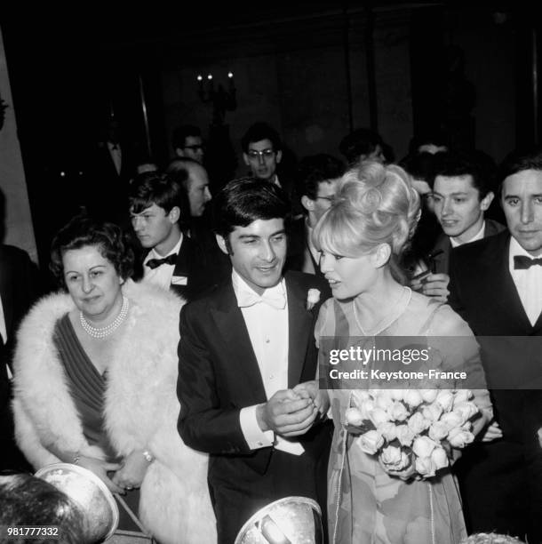 Jean-Claude Brialy accueille Brigitte Bardot, accompagnée de Bob Zagury, à leur arrivée au gala de l'union des artistes à l'opéra Garnier à Paris en...