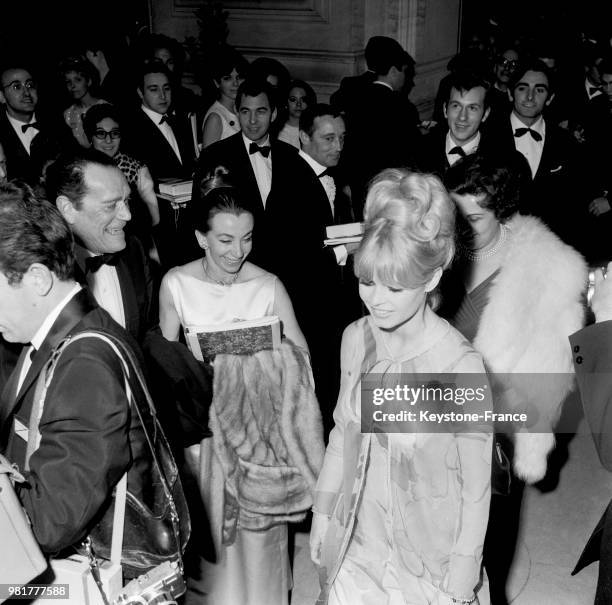 Eddie Constantine et Brigitte Bardot au gala de l'union des artistes à l'opéra Garnier à Paris en France, le 18 mars 1966.