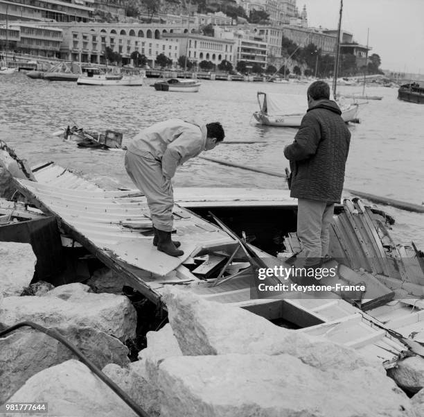 Le yacht 'Riwaru', d'une valeur de 25 millions, a été détruit lors de la tempête sur le littoral méditérranéen, à Monaco, le 20 mars 1966.