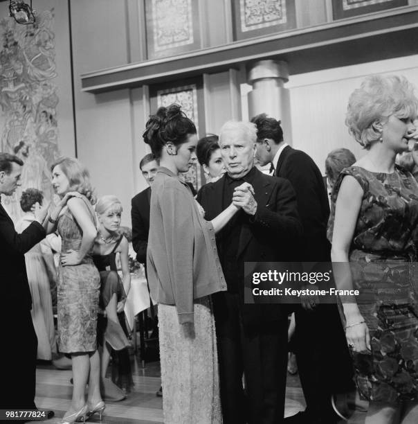 Geraldine Chaplin dansant avec Charlie Chaplin lors du tournage de son film 'La Comtesse de Hong-Kong' à Londres en Angleterre au Royaume-Uni, le 21...