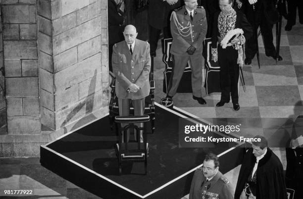 Charles de Gaulle assistant à une messe comémorative dans la cathédrale Notre-Dame de Paris, en 1967, France.