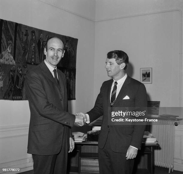 Rencontre entre le leader des républicains indépendants Valéry Giscard d'Estaing et le sénateur américain Robert 'Bob' Kennedy à Paris en France, le...