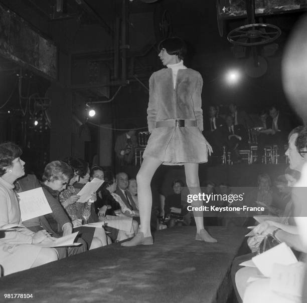 Mannequin portant la mini robe culotte 'Mirabelle' en kangourou lors de la présentation de la collection du fourreur Chombert à Paris en France, le 4...