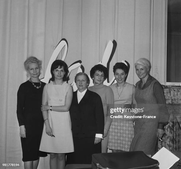 Les candidates de la gauche en région parisienne : Evelyne Sullerot, Annie Duperrey, Marie-Thérèse Eyquem, Yvette Roudy, Caroline Villard et Jeanine...