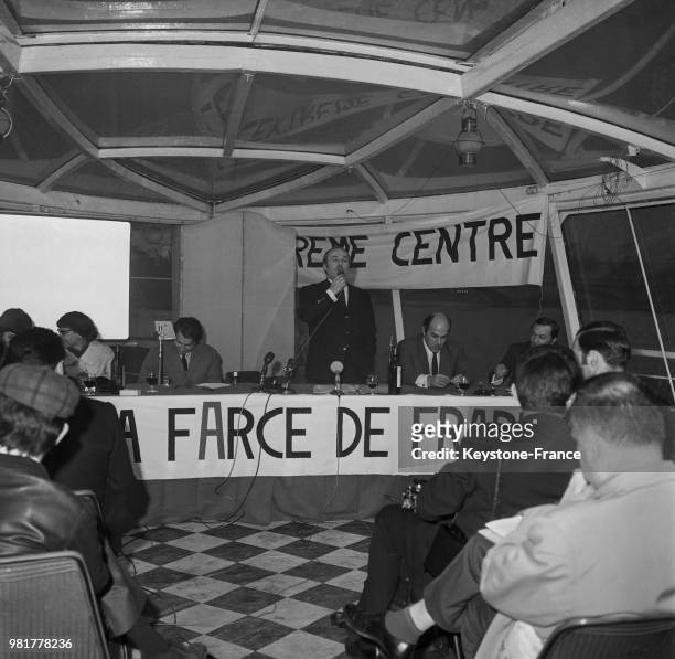 Conférence de presse de Jacques Esterel sur un bateau-mouche à Paris en France, le 6 janvier 1967.