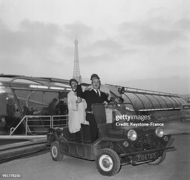 Arrivée de Jacques Esterel pour sa conférence de presse sur un bateau-mouche à Paris en France, le 6 janvier 1967.