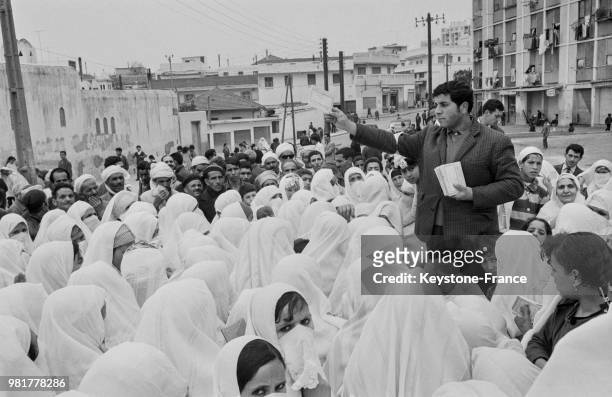 Des femmes attendent pour aller voter lors des élections municipales en Algérie, le 5 février 1967.