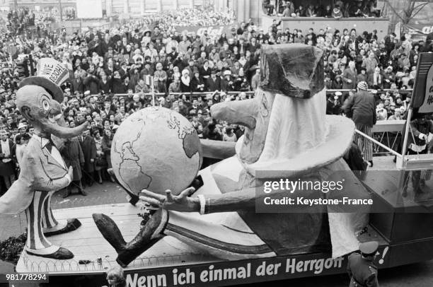 Un char représentant le président français Charles de Gaulle contemplant un globe terrestre sous le regard d'un vieillard au ventre rond synonyme de...