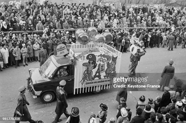 Char défilant lors du carnaval de Cologne en Allemagne, le 7 février 1967.