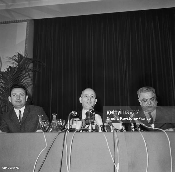 Entouré de Paul Laurent et de Robert Bellanger, Waldeck Rochet donne une conférence de presse à Paris en France, le 7 février 1967.