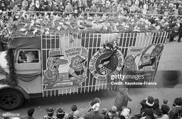 Char défilant lors du carnaval de Cologne en Allemagne, le 7 février 1967.