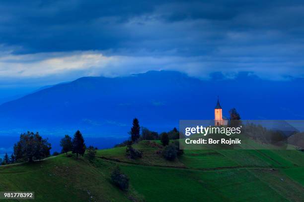 church on hill at sunrise, jamnik, kranj, slovenia - kranj 個照片及圖片檔