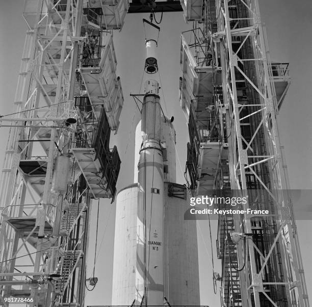 Préparation de lancement de la fusée 'Diamant' qui mettra sur orbite le satellite français 'Diadème' à Hammaguir en Algérie, le 8 février 1967.