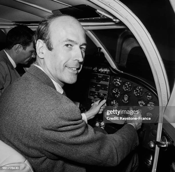 Le leader des républicains indépendants Valéry Giscard d'Estaing, aux commandes de son avion, à son arrivée à l'aéroport de Nice en France, le 11...