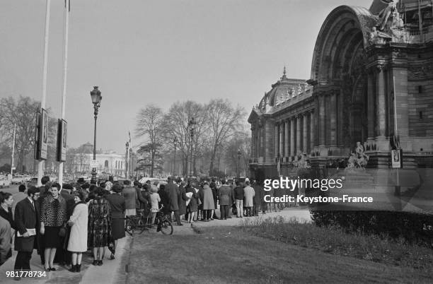 Les parisiens font la queue pour visiter l'exposition 'Hommage à Pablo Picasso' au Grand Palais à Paris en France, le 12 février 1967.