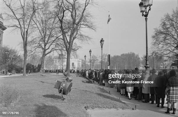 Les parisiens font la queue pour visiter l'exposition 'Hommage à Pablo Picasso' au Petit Palais à Paris en France, le 12 février 1967.