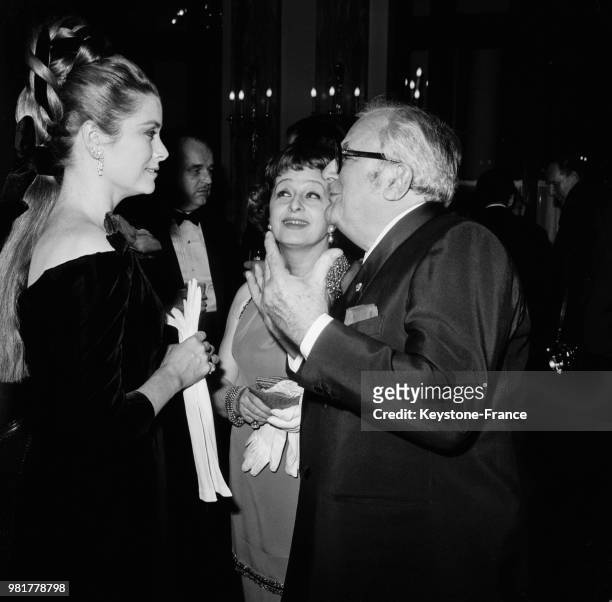 La princesse Grace de Monaco s'entretient avec Marcel Achard et sa femme Lily Achard au festival international de télévision à Monte-Carlo à Monaco,...