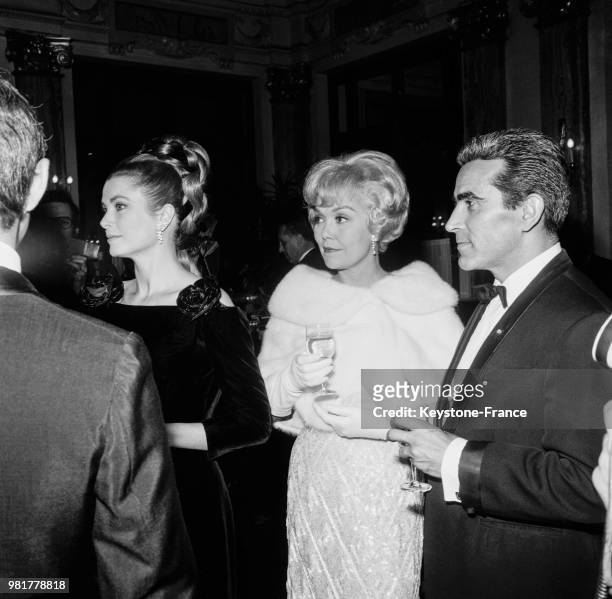 La princesse Grace de Monaco, Jane Wyman et le directeur de l'ORTF Jacques-Bernard Dupont au festival international de télévision à Monte-Carlo à...