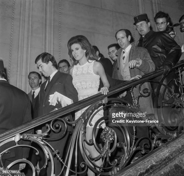 Mariage de Raquel Welch et de Patrick Curtis à la mairie du 8ème arrondissement de Paris en France, le 14 février 1967 - Des gardiens de la paix...