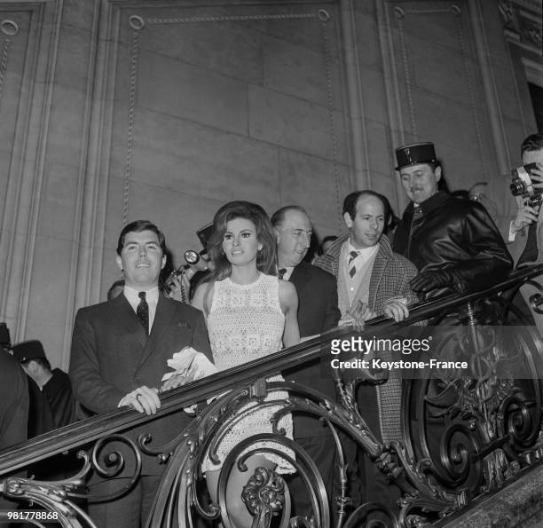 Mariage de Raquel Welch et de Patrick Curtis à la mairie du 8ème arrondissement de Paris en France, le 14 février 1967 - Des gardiens de la paix...