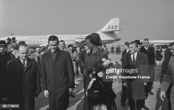 Arrivée de la princesse Margrethe de Danemark et de son fiancé le comte Henri de Laborde de Monpezat à l'aéroport du Bourget en France, le 14 février...