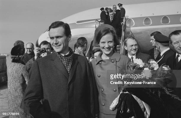 Arrivée de la princesse Margrethe de Danemark et de son fiancé le comte Henri de Laborde de Monpezat à l'aéroport du Bourget en France, le 14 février...