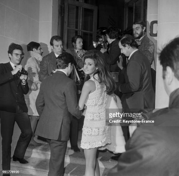 Mariage de Raquel Welch et de Patrick Curtis à la mairie du 8ème arrondissement de Paris en France, le 14 février 1967.