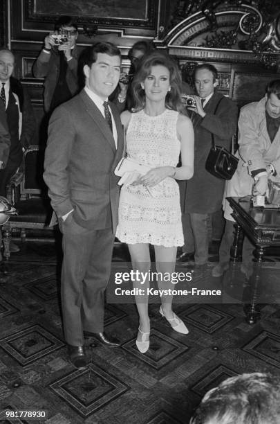 Mariage de Raquel Welch et de Patrick Curtis à la mairie du 8ème arrondissement de Paris en France, le 14 février 1967.