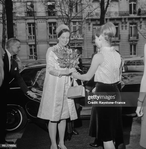 Arrivée de la princesse Margrethe de Danemark accueillie par l'une des filles de l'ambassadeur à l'inauguration de la nouvelle ambassade du Danemark...