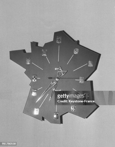 Horloge 'Vème république' à l'effigie de la France, avec les blasons représentant les régions, en 1967, France.