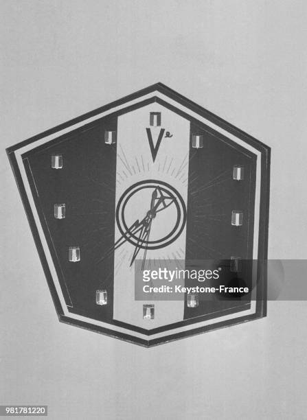 Horloge 'Vème république' à l'effigie de la France, en forme d'hexagone, en 1967, France.