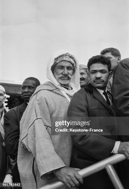Musulmans partant pour le pèlerinage de la Mecque à l'aéroport de Paris-Orly, à Orly, dans le Val-de-Marne, en 1967, France.