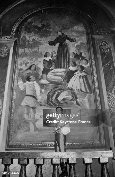 Le chanteur Luis Mariano en costume pour l'interprétation de l'opérette 'Le Prince de Madrid', au théâtre du Chatelet à Paris, en 1967, France.