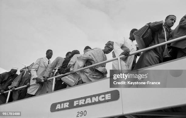 Musulmans partant pour le pèlerinage de la Mecque à l'aéroport de Paris-Orly, à Orly, dans le Val-de-Marne, en 1967, France.